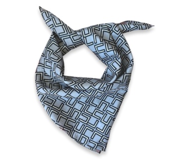 Svijetloplava svilena marama s geometrijskim uzorkom 70x70
