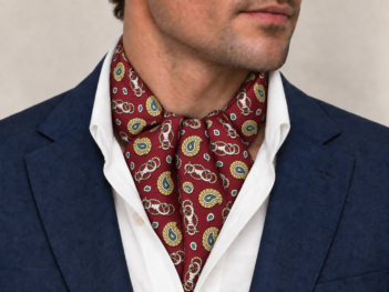 Bordo svilena ascot kravata s paisley i nautičkim motivima uz plavi sako